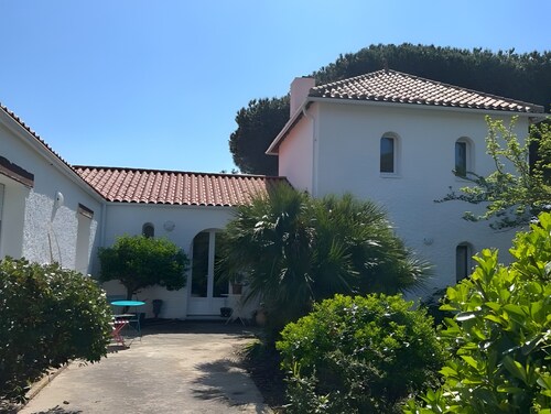 Guest Room Sous le Pin "Room 4" with Shared Terrace, Wi-Fi, and Air Conditioning!