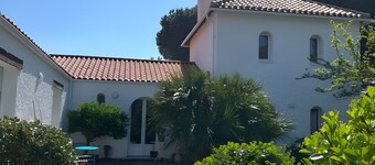 Guest Room Sous le Pin "Room 4" with Shared Terrace, Wi-Fi, and Air Conditioning!