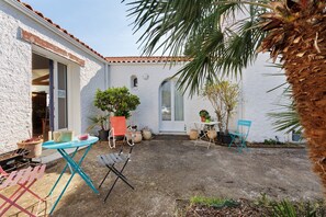 Outdoor dining - Guest Room Sous le Pin 'Room 5' with Shared Terrace, Wi-Fi, and Air Conditioning! (Les Sables-d'Olonne)