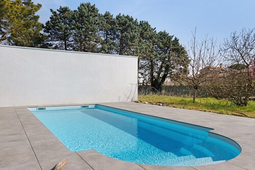 Guest Room Sous le Pin 'Room 5' with Shared Terrace, Wi-Fi, and Air Conditioning!