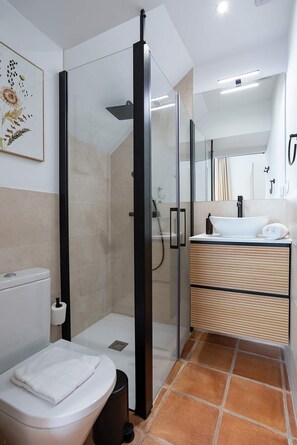 Apartment (5 Bedrooms) | Bathroom | Shower, free toiletries, hair dryer, towels - Exclusive 5 Rooms Traditional House in Cordoba. Casa San Pedro (Córdoba)