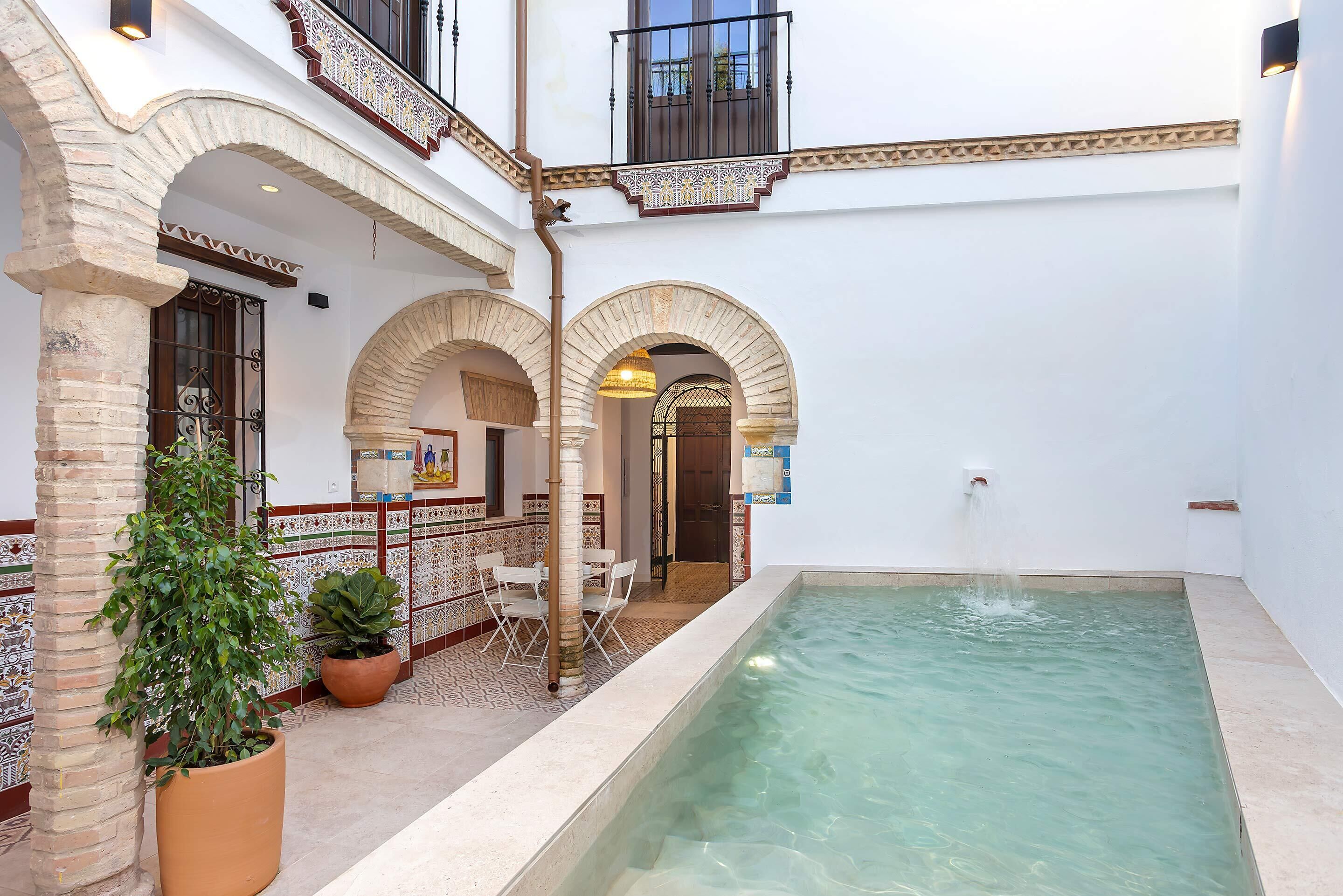 Una piscina al aire libre