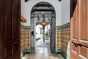 Pintu masuk properti