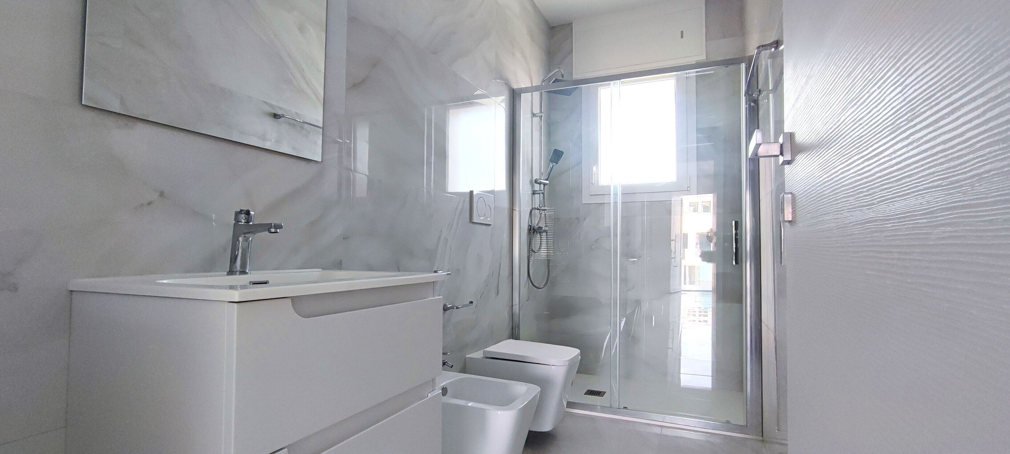 Een douche, een haardroger, handdoeken