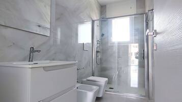 Een douche, een haardroger, handdoeken