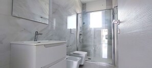 Een douche, een haardroger, handdoeken