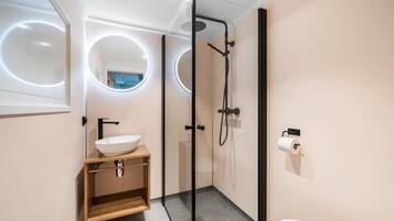 Regadera, toallas, jabón, papel de baño