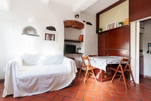 Interior - GuestHost - A practical 20 square meters studio apartment, perfect for two people, located on the ground floor of a building with a private entrance.The property is located in the Nervi neighborhood, just 400 meters from Caprafico beach, making it easy f (Genoa)