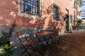 Outdoor dining - GuestHost - A practical 20 square meters studio apartment, perfect for two people, located on the ground floor of a building with a private entrance.The property is located in the Nervi neighborhood, just 400 meters from Caprafico beach, making it easy f (Genoa)
