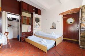 1 bedroom - GuestHost - A practical 20 square meters studio apartment, perfect for two people, located on the ground floor of a building with a private entrance.The property is located in the Nervi neighborhood, just 400 meters from Caprafico beach, making it easy f (Genoa)