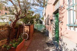 Exterior detail - GuestHost - A practical 20 square meters studio apartment, perfect for two people, located on the ground floor of a building with a private entrance.The property is located in the Nervi neighborhood, just 400 meters from Caprafico beach, making it easy f (Genoa)