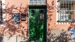 A green door with a mailbox and a window with plants. - GuestHost - A practical 20 square meters studio apartment, perfect for two people, located on the ground floor of a building with a private entrance.The property is located in the Nervi neighborhood, just 400 meters from Caprafico beach, making it easy f (Genoa)