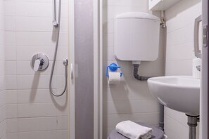 Shower, towels - GuestHost - A practical 20 square meters studio apartment, perfect for two people, located on the ground floor of a building with a private entrance.The property is located in the Nervi neighborhood, just 400 meters from Caprafico beach, making it easy f (Genoa)