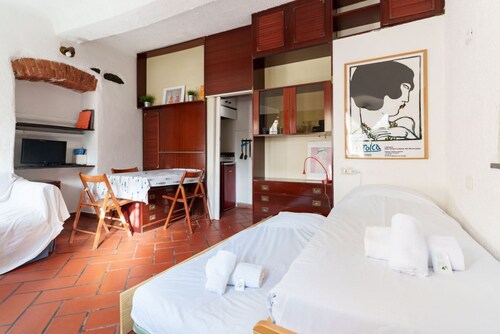 GuestHost - A practical 20 square meters studio apartment, perfect for two people, located on the ground floor of a building with a private entrance.The property is located in the Nervi neighborhood, just 400 meters from Caprafico beach, making it easy f