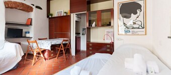 GuestHost - A practical 20 square meters studio apartment, perfect for two people, located on the ground floor of a building with a private entrance.The property is located in the Nervi neighborhood, just 400 meters from Caprafico beach, making it easy f