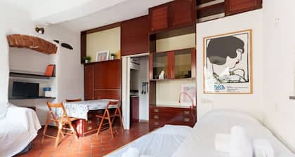 GuestHost - A practical 20 square meters studio apartment, perfect for two people, located on the ground floor of a building with a private entrance.The property is located in the Nervi neighborhood, just 400 meters from Caprafico beach, making it easy f
