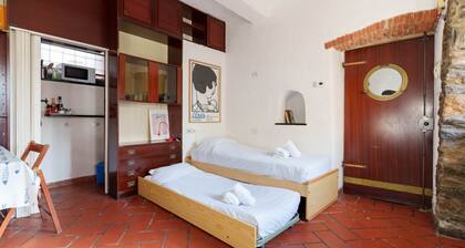 GuestHost - A practical 20 square meters studio apartment, perfect for two people, located on the ground floor of a building with a private entrance.The property is located in the Nervi neighborhood, just 400 meters from Caprafico beach, making it easy f