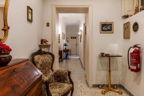 Interior - GuestHost - Cozy apartment of about 100 sqm, able to accommodate up to 4 people, located on the fourth floor of a building with a lift (NOT suitable for disabled people).The property is located in the Flaminio district, close to the Lungotevere, in a wel (Rome)