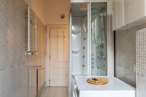 Shower, bidet, towels - GuestHost - Cozy apartment of about 100 sqm, able to accommodate up to 4 people, located on the fourth floor of a building with a lift (NOT suitable for disabled people).The property is located in the Flaminio district, close to the Lungotevere, in a wel (Rome)