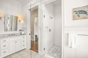 Douche, sèche-cheveux, serviettes fournies, shampoing