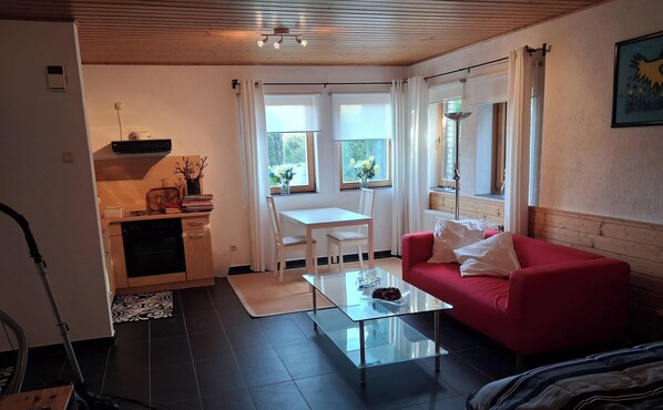 Una televisión, una chimenea, un reproductor estéreo