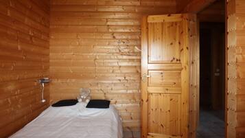 Tabla de planchar con plancha, wifi, ropa de cama