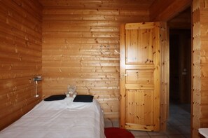 Tabla de planchar con plancha, wifi y ropa de cama 