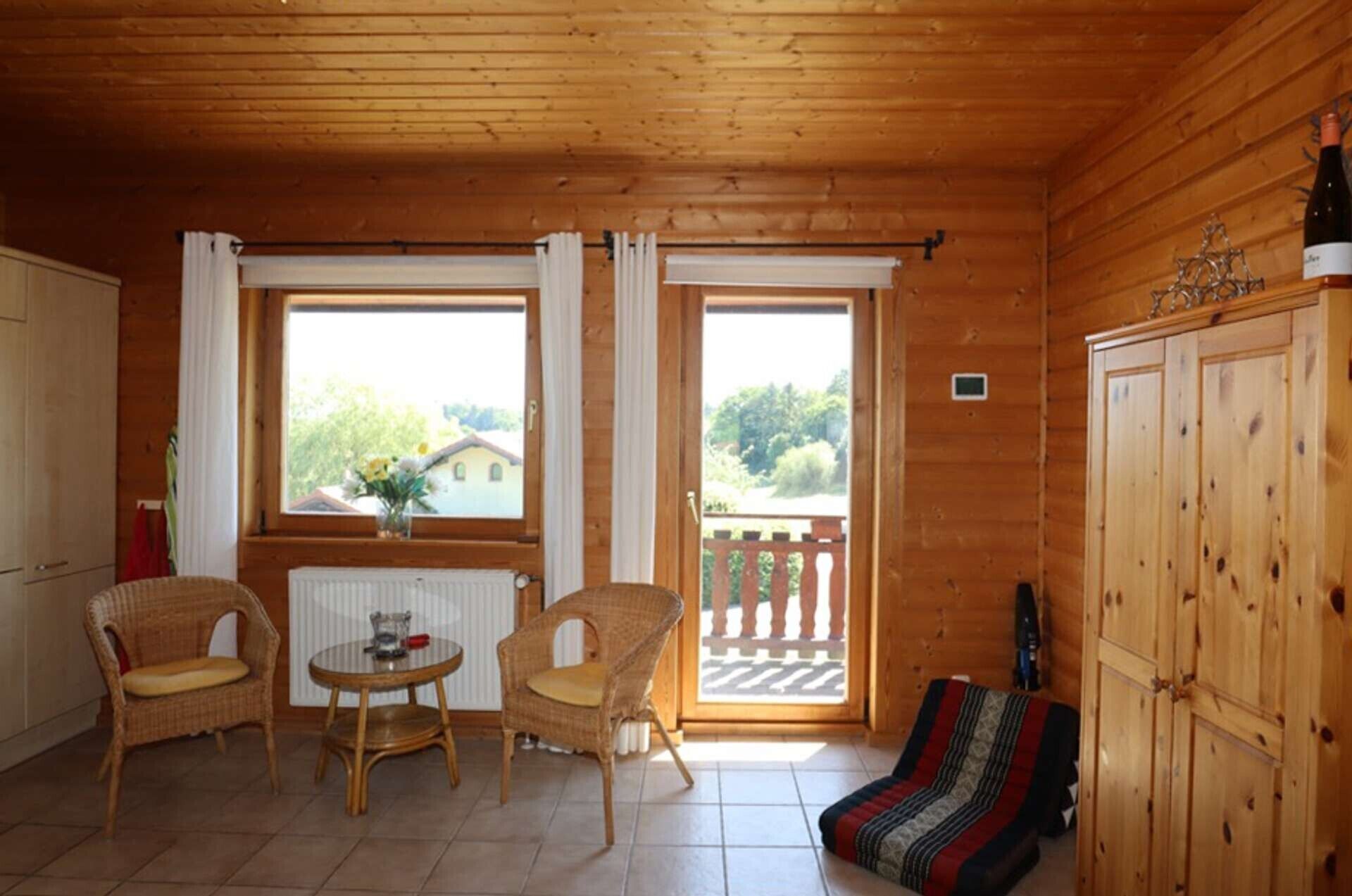 Una televisión, una chimenea, un reproductor estéreo