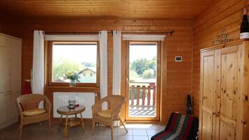 Una televisión, una chimenea, un reproductor estéreo