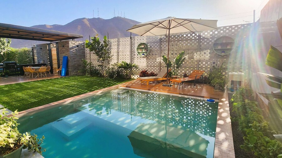 w Private 4BR Getaway With Pool Cinema