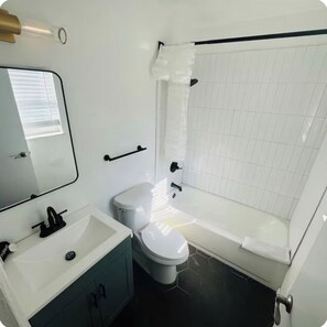 Hiustenkuivaaja, pyyhkeet, vessapaperi