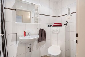 Dusj, hårføner og håndklær