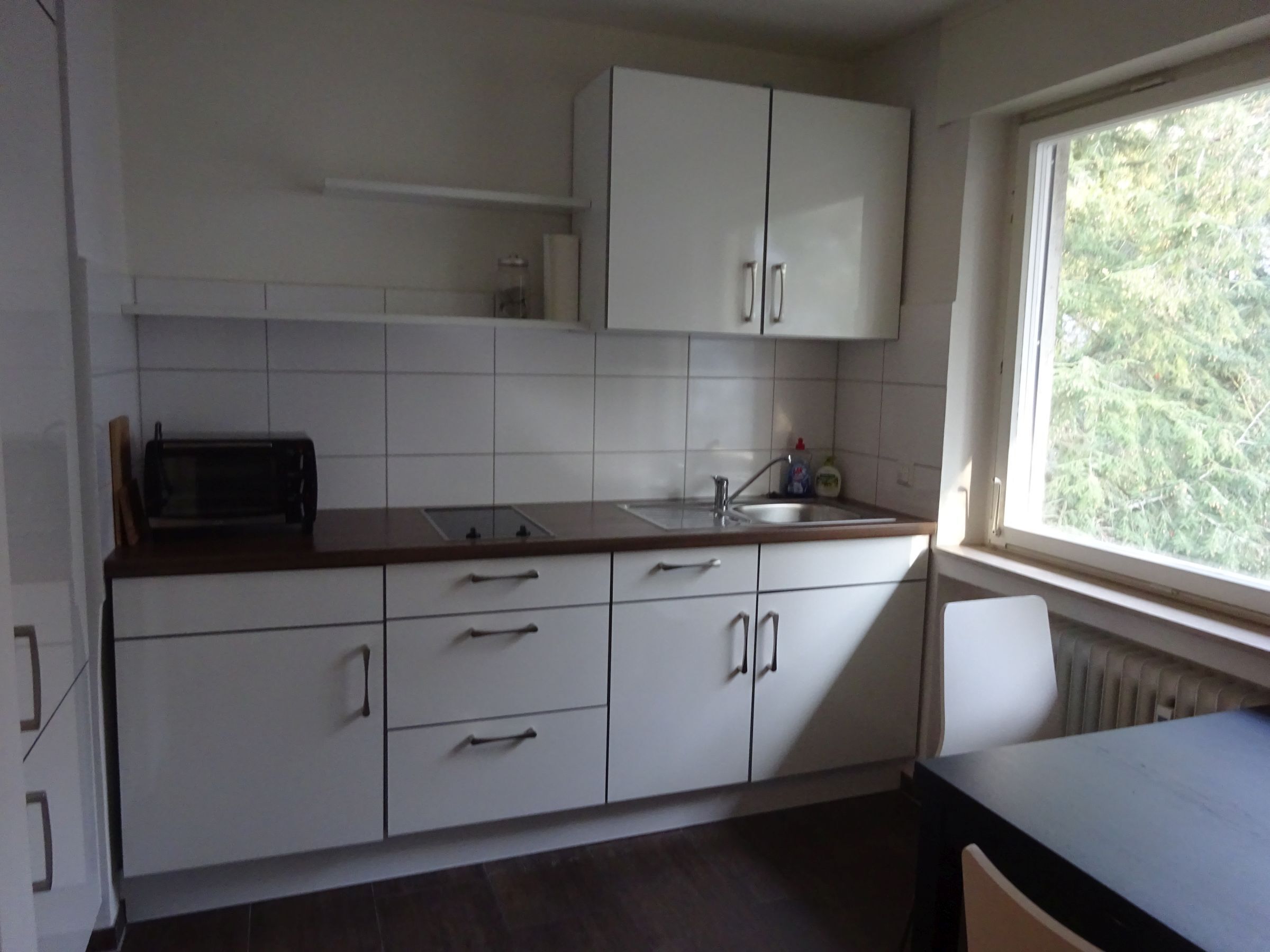 Kjøleskap, mikrobølgeovn, kokeplater og kaffetrakter/tekoker