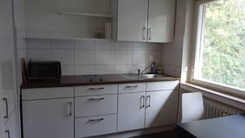 Kjøleskap, mikrobølgeovn, kokeplater og kaffetrakter/tekoker