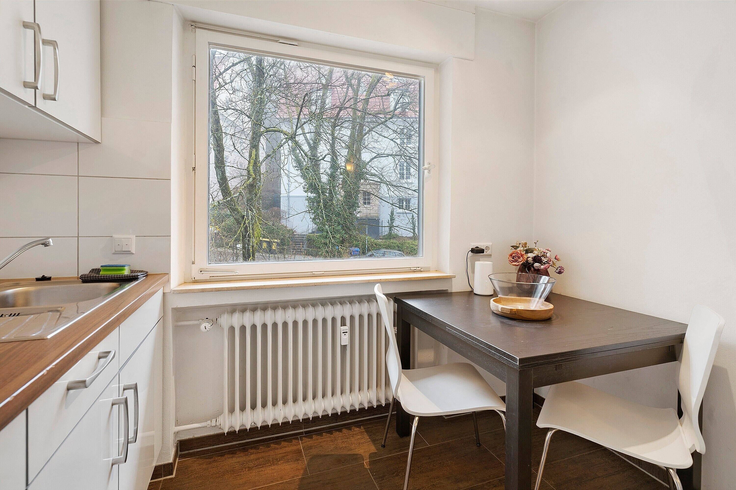 Een koelkast, een microgolfoven, een kookplaat