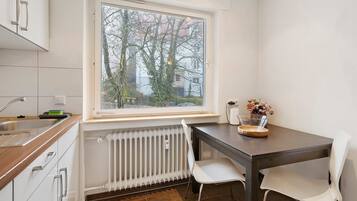 Een koelkast, een microgolfoven, een kookplaat