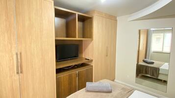 Iron/ironing board, Internet, bed sheets