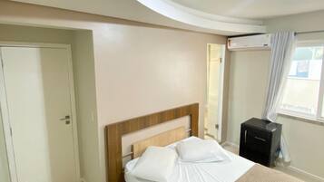 Ferros/tábuas de passar roupa, acesso à internet, roupa de cama