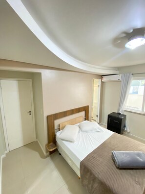 Ferros/tábuas de passar roupa, acesso à internet, roupa de cama