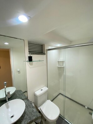Een douche, een haardroger, een bidet, handdoeken