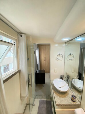 Een douche, een haardroger, een bidet, handdoeken
