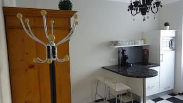 Kjøleskap, mikrobølgeovn, kokeplater og kaffetrakter/tekoker