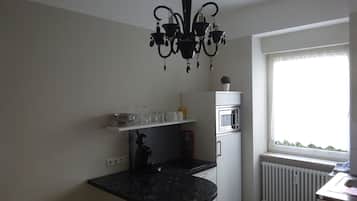 Kjøleskap, mikrobølgeovn, kokeplater og kaffetrakter/tekoker