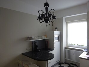 Kjøleskap, mikrobølgeovn, kokeplater og kaffetrakter/tekoker