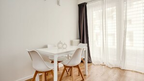A room with a white table and chairs, a radiator, and a window with sheer curtains. - Hostmate - Milano - Imperia's Pearl - Romolo IULM (Milano)