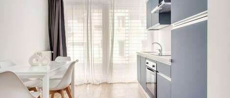 Fridge, oven, stovetop, dishwasher