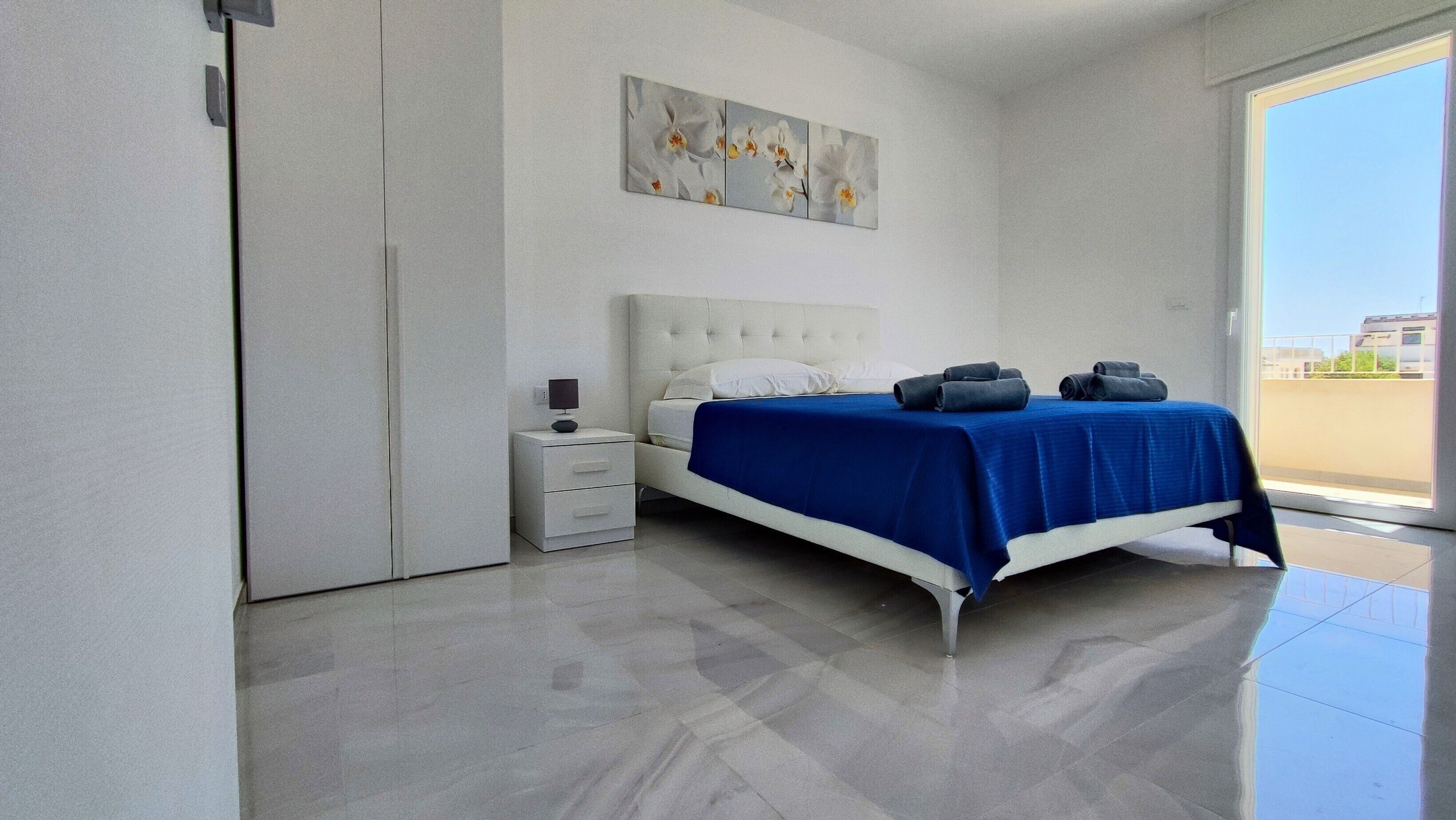 Iron/ironing board, bed sheets