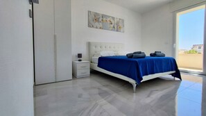 Tabla de planchar con plancha y ropa de cama 