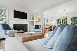 TV, fireplace, books - Wake up to breathtaking waterfront views in this beautifully designed retreat with spacious rooms for everyone. Private dock, stunning deck & complimentary kayaks. Walk to Wickford Village shops, restaurants & coastal charm. (North Kingstown)