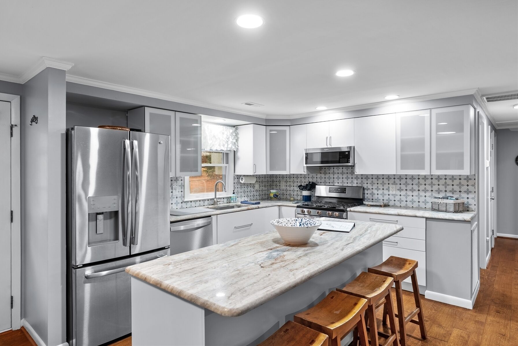 Réfrigérateur, four à micro-ondes, un four, surface de cuisson